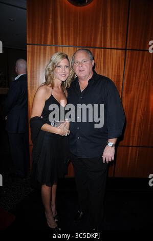 19 gennaio 2008, Miami Beach, Florida, Stati Uniti d'America: MIAMI BEACH - 19 GENNAIO 2008: Katherine Rogers (L) e Rush Limbaugh arrivano al Ritz Carlton South Beach per partecipare all'All Star Gala and Party 2008 a beneficio della AROD Family Foundation e delle Bay Point Schools il 19 gennaio 2008 a Miami Beach, Florida... persone: Rush Limbaugh; Katherine Rogers (Credit Image: © SMG via ZUMA Wire) Foto Stock