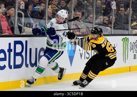 4 febbraio 2020: L'ala sinistra dei Boston Bruins Brad Marchand (63) controlla il difensore dei Vancouver Canucks Quinn Hughes (43) durante la partita della NHL tra i Vancouver Canucks e i Boston Bruins tenutasi al TD Garden di Boston, Massachusetts. Boston sconfigge Vancouver 4-0. Eric Canha/CSM(immagine di credito: &Copy; Eric Canha/CSM tramite cavo ZUMA) Foto Stock