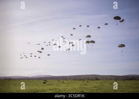 29 gennaio 2020 - Monte Romano, Italia - i paracadutisti dell'Esercito americano assegnati al 2° Battaglione, 503° Reggimento di fanteria, 173° al fianco dei paracadutisti italiani provenienti dal Reggimento Savoia Cavalleria 3 eseguono un assalto aviotrasportato per assediare un campo d'aviazione durante l'esercitazione Rock Topside a Monte Romano, Italia, 29 gennaio 2020. (Immagine di credito: © U.S. Army/ZUMA Wire/ZUMAPRESS.com) Foto Stock