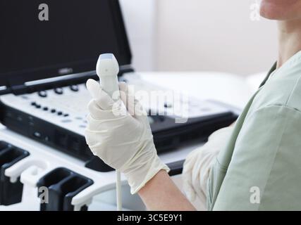 Ecografo professionista con macchina a ultrasuoni in clinica Foto Stock