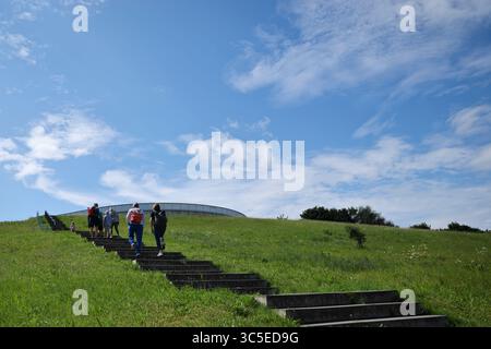Amburgo, Germania. 30 luglio 2025. I visitatori camminano su una scala fino all'IBA Georgswerder Energy Hill di Amburgo. Credito: Christian Charisius/dpa/Alamy Live News Foto Stock
