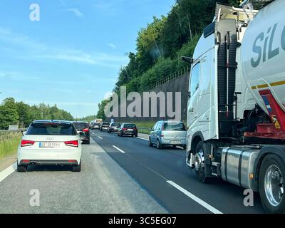 abbs PKW und LKW Verkehr auf einer dicht befahrenen Autobahn Stau mit Rettungs gasse in der mitte Autobahn Juli25 Hamburg Deutschland *** il traffico di auto e camion abbs su una trafficata autostrada ingorgo del traffico con corsia di soccorso nel mezzo dell'autostrada Juli25 Amburgo Germania Foto Stock