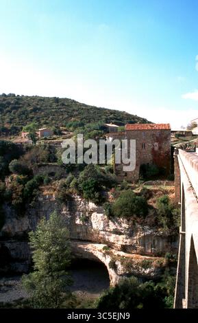 Ottobre 2003: Francia, Linguadoca-Rossiglione, Herault 34, una grotta nel letto del fiume prosciugato che circonda Minerve, un villaggio cataro fortificato Foto Stock