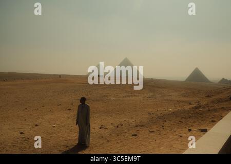 Vista diurna da sogno delle piramidi di Giza, Egitto, catturate con toni cinematografici delicati e simulazioni cinematografiche. Gli antichi monumenti sorgono dal deserto di san Foto Stock