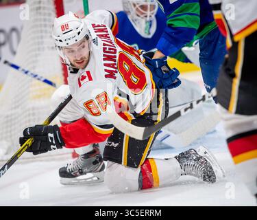 8 febbraio 2020: Ala sinistra fiamme Andrew Mangiapane (88) in cerca del puck durante la partita in NHL tra i Calgary Flames e i Vancouver Canucks alla Rogers Arena di Vancouver, Canada. Dom Gagne/CSM(immagine di credito: &Copy; dom Gagne/CSM tramite cavo ZUMA) Foto Stock