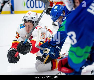8 febbraio 2020: Il centro dei Canucks Bo Horvat (53) e il centro dei Flames Sean Monahan (23) si scontrano dopo il face-off durante la partita in NHL tra i Calgary Flames e i Vancouver Canucks alla Rogers Arena di Vancouver, Canada. Dom Gagne/CSM(immagine di credito: &Copy; dom Gagne/CSM tramite cavo ZUMA) Foto Stock
