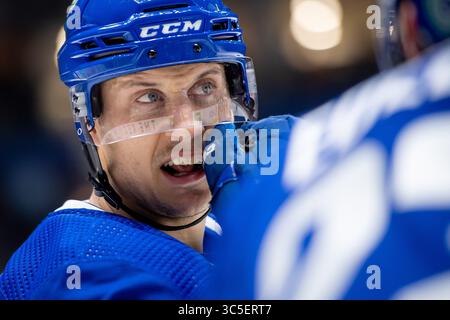 8 febbraio 2020: Il centro dei Canucks Jay Beagle (83) sta parlando con il suo compagno di squadra durante la partita in NHL tra i Calgary Flames e i Vancouver Canucks alla Rogers Arena di Vancouver, Canada. Dom Gagne/CSM(immagine di credito: &Copy; dom Gagne/CSM tramite cavo ZUMA) Foto Stock
