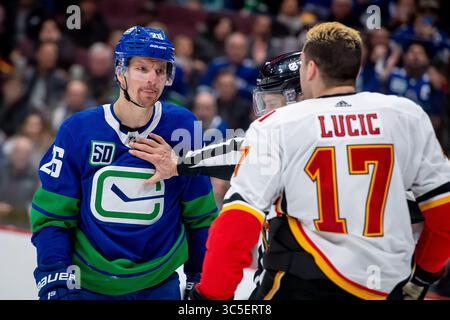 8 febbraio 2020: L'ala sinistra dei Canucks Antoine Roussel (26) guarda Flames all'ala sinistra Milan Lucic (17) durante la partita in NHL tra i Calgary Flames e i Vancouver Canucks alla Rogers Arena di Vancouver, Canada. Dom Gagne/CSM(immagine di credito: &Copy; dom Gagne/CSM tramite cavo ZUMA) Foto Stock