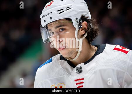 8 febbraio 2020: L'ala sinistra delle fiamme Johnny Gaudreau (13) si avvicina durante la partita di NHL tra i Calgary Flames e i Vancouver Canucks alla Rogers Arena di Vancouver, Canada. Dom Gagne/CSM(immagine di credito: &Copy; dom Gagne/CSM tramite cavo ZUMA) Foto Stock