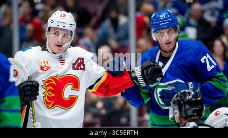 8 febbraio 2020: L'ala sinistra delle fiamme Matthew Tkachuk (19) e l'ala sinistra dei Canucks Loui Eriksson (21) si tengono l'una contro l'altra durante la partita in NHL tra i Calgary Flames e i Vancouver Canucks alla Rogers Arena di Vancouver, Canada. Dom Gagne/CSM(immagine di credito: &Copy; dom Gagne/CSM tramite cavo ZUMA) Foto Stock