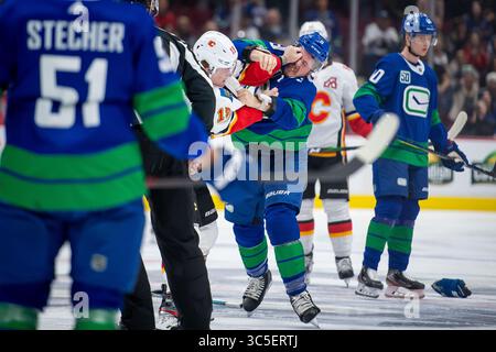8 febbraio 2020: Il centro di Canucks J.T. Miller (9) combatte contro l'ala sinistra dei Flames Matthew Tkachuk (19) durante la partita in NHL tra i Calgary Flames e i Vancouver Canucks alla Rogers Arena di Vancouver, Canada. Dom Gagne/CSM(immagine di credito: &Copy; dom Gagne/CSM tramite cavo ZUMA) Foto Stock