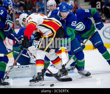 8 febbraio 2020: Il centro dei Canucks Bo Horvat (53) e il difensore dei Flames Travis Hamonic (24) combattono per il puck durante la partita in NHL tra i Calgary Flames e i Vancouver Canucks alla Rogers Arena di Vancouver, Canada. Dom Gagne/CSM(immagine di credito: &Copy; dom Gagne/CSM tramite cavo ZUMA) Foto Stock