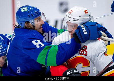 8 febbraio 2020: Il difensore dei Canucks Christopher Tanev (8) combatte con il centro dei Flames Mikael Backlund (11) durante la partita in NHL tra i Calgary Flames e i Vancouver Canucks alla Rogers Arena di Vancouver, Canada. Dom Gagne/CSM(immagine di credito: &Copy; dom Gagne/CSM tramite cavo ZUMA) Foto Stock