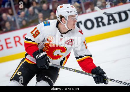 8 febbraio 2020: L'ala sinistra delle fiamme Matthew Tkachuk (19) in azione durante la partita NHL tra i Calgary Flames e i Vancouver Canucks alla Rogers Arena di Vancouver, Canada. Dom Gagne/CSM(immagine di credito: &Copy; dom Gagne/CSM tramite cavo ZUMA) Foto Stock