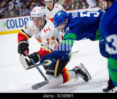 8 febbraio 2020: Il centro dei Canucks Bo Horvat (53) e il centro dei Flames Sean Monahan (23) si scontrano dopo il face-off durante la partita in NHL tra i Calgary Flames e i Vancouver Canucks alla Rogers Arena di Vancouver, Canada. Dom Gagne/CSM(immagine di credito: &Copy; dom Gagne/CSM tramite cavo ZUMA) Foto Stock