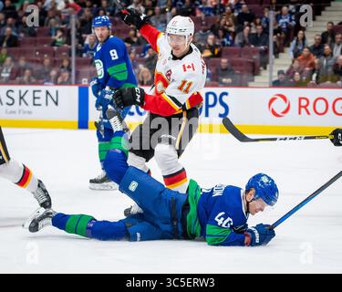 8 febbraio 2020: Il centro dei Canucks Elias Pettersson (40) cadde sul ghiaccio dopo una collisione con il centro dei Flames Mikael Backlund (11) durante la partita in NHL tra i Calgary Flames e i Vancouver Canucks alla Rogers Arena di Vancouver, Canada. Dom Gagne/CSM(immagine di credito: &Copy; dom Gagne/CSM tramite cavo ZUMA) Foto Stock