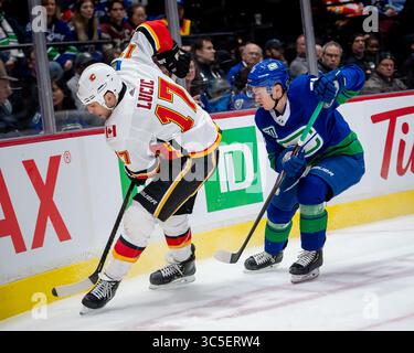 8 febbraio 2020: Il difensore dei Canucks Troy Stecher (51) e i Flames dell'ala sinistra Milan Lucic (17) inseguono il puck durante la partita in NHL tra i Calgary Flames e i Vancouver Canucks alla Rogers Arena di Vancouver, Canada. Dom Gagne/CSM(immagine di credito: &Copy; dom Gagne/CSM tramite cavo ZUMA) Foto Stock