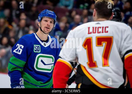 8 febbraio 2020: L'ala sinistra dei Canucks Antoine Roussel (26) guarda Flames all'ala sinistra Milan Lucic (17) durante la partita in NHL tra i Calgary Flames e i Vancouver Canucks alla Rogers Arena di Vancouver, Canada. Dom Gagne/CSM(immagine di credito: &Copy; dom Gagne/CSM tramite cavo ZUMA) Foto Stock