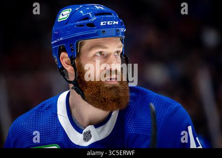 8 febbraio 2020: Il difensore dei Canucks Jordie Benn (4) in azione durante la partita NHL tra i Calgary Flames e i Vancouver Canucks alla Rogers Arena di Vancouver, Canada. Dom Gagne/CSM(immagine di credito: &Copy; dom Gagne/CSM tramite cavo ZUMA) Foto Stock