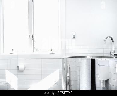 24 maggio 2019, Wingdale, New York, Stati Uniti: Bagno moderno con vasca giapponese (immagine di credito: © Spencer Jones/Glasshouse via ZUMA Wire) Foto Stock