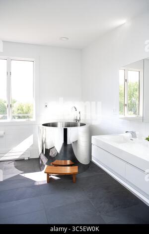 24 maggio 2019, Wingdale, New York, Stati Uniti: Bagno moderno con vasca giapponese (immagine di credito: © Spencer Jones/Glasshouse via ZUMA Wire) Foto Stock