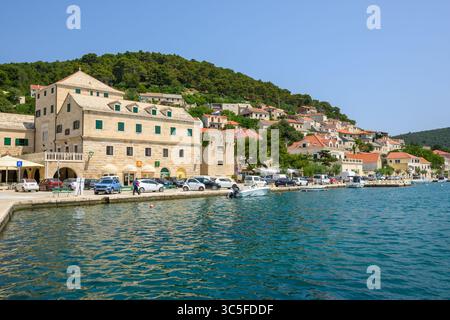 Brac, Croazia - 10 giugno 2025: Città di Pucisca sull'isola di Brac in Croazia Foto Stock