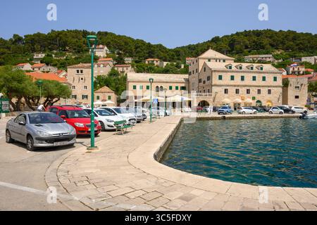 Brac, Croazia - 10 giugno 2025: Città di Pucisca sull'isola di Brac in Croazia Foto Stock