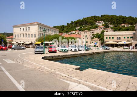 Brac, Croazia - 10 giugno 2025: Città di Pucisca sull'isola di Brac in Croazia Foto Stock