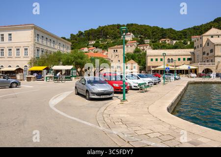 Brac, Croazia - 10 giugno 2025: Città di Pucisca sull'isola di Brac in Croazia Foto Stock