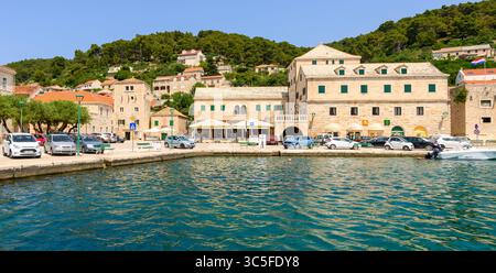 Brac, Croazia - 10 giugno 2025: Città di Pucisca sull'isola di Brac in Croazia Foto Stock