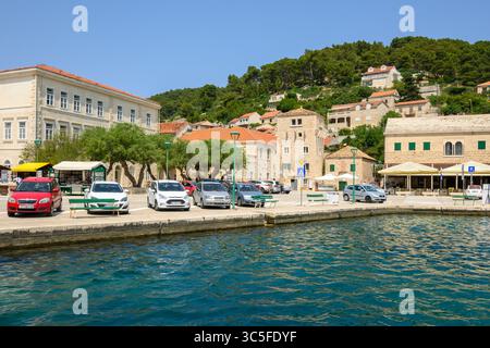 Brac, Croazia - 10 giugno 2025: Città di Pucisca sull'isola di Brac in Croazia Foto Stock