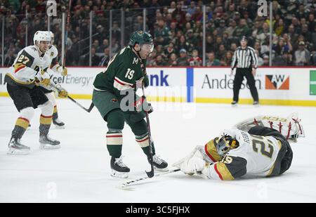 11 febbraio 2020, Minneapolis, Minnesota, Stati Uniti: Il portiere dei Vegas Golden Knights Marc-Andre Fleury esce dalla piega per interrompere con successo un tentativo di distacco del centro Minnesota Wild Luke Kunin (19) nel primo periodo martedì 11 febbraio 2020 presso l'Xcel Energy Center di St. Paul, Minn. (Immagine di credito: © TNS via ZUMA Wire) Foto Stock