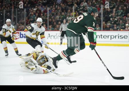 11 febbraio 2020, Minneapolis, Minnesota, Stati Uniti: Il portiere dei Vegas Golden Knights Marc-Andre Fleury esce dalla piega per interrompere con successo un tentativo di distacco del centro Minnesota Wild Luke Kunin (19) nel primo periodo martedì 11 febbraio 2020 presso l'Xcel Energy Center di St. Paul, Minn. (Immagine di credito: © TNS via ZUMA Wire) Foto Stock