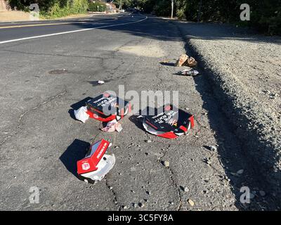 Cucciolata di fast food dal ristorante Jack in the Box sul ciglio della strada a Lafayette, California, 27 agosto 2024. (Foto di Smith Collection/Gado/Sipa USA) Foto Stock