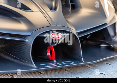 Bugatti Bolide Edition una tantum al Goodwood Festival of Speed 2025 Motorsport & Motoring event. Dettaglio dell'aerodinamica anteriore e del logo Foto Stock