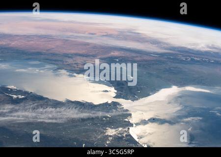 11 febbraio 2020, atmosfera terrestre: Lo stretto di Gibilterra collega l'Oceano Atlantico con il Mar Mediterraneo e separa la Spagna nel continente europeo dal Marocco nel continente africano. La stazione spaziale Internazionale orbitava a 265 miglia sopra l'Atlantico al largo della costa di Lisbona, in Portogallo, quando è stata scattata questa foto. (Immagine di credito: © NASA Earth/ZUMA Wire/ZUMAPRESS.com) Foto Stock