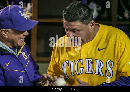 14 febbraio 2020: Il capo allenatore di baseball della LSU Paul Mainieri (a sinistra) prepara il capo allenatore di calcio ed Orgeron (a destra) su come lanciare una palla veloce prima del suo primo lancio cerimoniale prima dell'azione di baseball della NCAA tra gli Indiana Hoosiers e i LSU Tigers all'Alex Box Stadium, Skip Bertman Field a Baton Rouge, LOUISIANA. Jonathan Mailhes/CSM(immagine di credito: &Copy; Jonathan Mailhes/CSM tramite filo ZUMA) Foto Stock