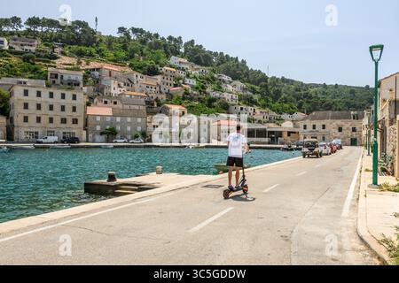 Brac, Croazia - 10 giugno 2025: Città di Pucisca sulla costa settentrionale dell'isola di Brac. Croazia Foto Stock