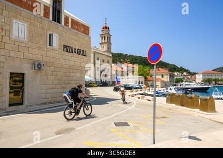 Brac, Croazia - 10 giugno 2025: Città di Pucisca sulla costa settentrionale dell'isola di Brac. Croazia Foto Stock