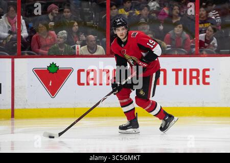 16 febbraio 2020: L'ala destra degli Ottawa Senators Drake Batherson (19) cerca di passare il puck durante la partita NHL tra i Dallas Stars e gli Ottawa Senators al Canadian Tire Centre di Ottawa, Canada. Daniel Lea/CSM(immagine di credito: &Copy; Daniel Lea/CSM tramite cavo ZUMA) Foto Stock