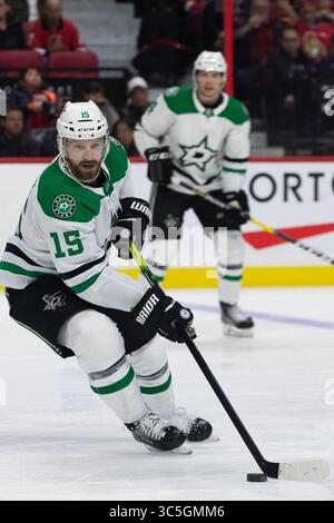 16 febbraio 2020: I Dallas Stars Blake Comeau (15) controllano il puck durante la partita NHL tra i Dallas Stars e gli Ottawa Senators al Canadian Tire Centre di Ottawa, Canada. Daniel Lea/CSM(immagine di credito: &Copy; Daniel Lea/CSM tramite cavo ZUMA) Foto Stock