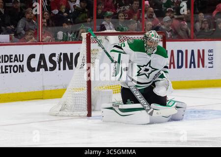 16 febbraio 2020: Il portiere dei Dallas Stars Anton Khudobin (35) salta un blocker durante la partita NHL tra i Dallas Stars e gli Ottawa Senators al Canadian Tire Centre di Ottawa, Canada. Daniel Lea/CSM(immagine di credito: &Copy; Daniel Lea/CSM tramite cavo ZUMA) Foto Stock