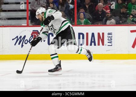 16 febbraio 2020: Il centro dei Dallas Stars Tyler Seguin (91) spara durante la partita NHL tra i Dallas Stars e gli Ottawa Senators al Canadian Tire Centre di Ottawa, Canada. Daniel Lea/CSM(immagine di credito: &Copy; Daniel Lea/CSM tramite cavo ZUMA) Foto Stock