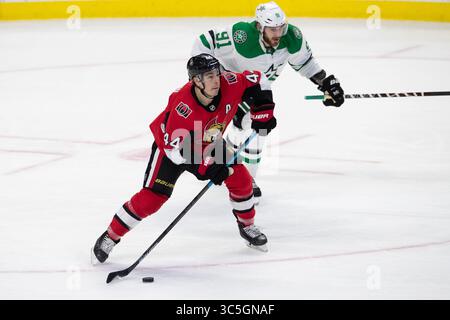 16 febbraio 2020: I senatori di Ottawa Jean-Gabriel Pageau (44) passano il puck inseguito dai Dallas Stars Tyler Seguin (91) durante la partita NHL tra i Dallas Stars e gli Ottawa Senators al Canadian Tire Centre di Ottawa, Canada. Daniel Lea/CSM(immagine di credito: &Copy; Daniel Lea/CSM tramite cavo ZUMA) Foto Stock