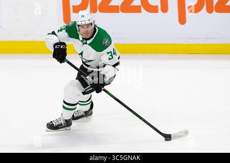 16 febbraio 2020: I Dallas Stars Denis Gurianov (34) controllano il puck durante la partita della NHL tra i Dallas Stars e gli Ottawa Senators al Canadian Tire Centre di Ottawa, Canada. Daniel Lea/CSM(immagine di credito: &Copy; Daniel Lea/CSM tramite cavo ZUMA) Foto Stock