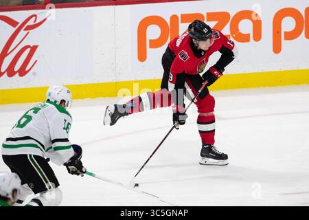 16 febbraio 2020: I senatori di Ottawa Drake Batherson (19) si preparano a sparare il puck durante la partita NHL tra i Dallas Stars e gli Ottawa Senators al Canadian Tire Centre di Ottawa, Canada. Daniel Lea/CSM(immagine di credito: &Copy; Daniel Lea/CSM tramite cavo ZUMA) Foto Stock