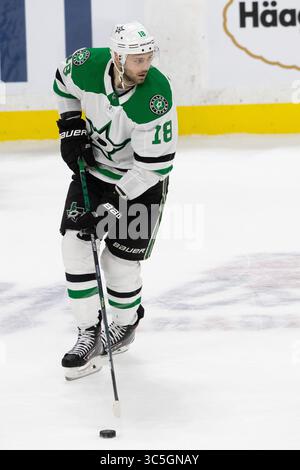 16 febbraio 2020: I Dallas Stars Jason Dickinson (18) cercano di passare il puck durante la partita NHL tra i Dallas Stars e gli Ottawa Senators al Canadian Tire Centre di Ottawa, Canada. Daniel Lea/CSM(immagine di credito: &Copy; Daniel Lea/CSM tramite cavo ZUMA) Foto Stock