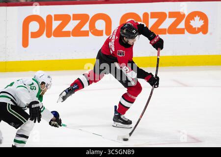 16 febbraio 2020: Gli Ottawa Senators Drake Batherson (19) sparano al puck durante la partita NHL tra i Dallas Stars e gli Ottawa Senators al Canadian Tire Centre di Ottawa, Canada. Daniel Lea/CSM(immagine di credito: &Copy; Daniel Lea/CSM tramite cavo ZUMA) Foto Stock