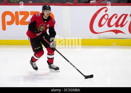 16 febbraio 2020: I senatori di Ottawa Thomas Chabot (72) controllano il puck durante la partita NHL tra i Dallas Stars e gli Ottawa Senators al Canadian Tire Centre di Ottawa, Canada. Daniel Lea/CSM(immagine di credito: &Copy; Daniel Lea/CSM tramite cavo ZUMA) Foto Stock