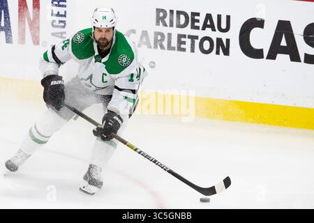 16 febbraio 2020: I Dallas Stars Jamie Benn (14) cambiano direzione controllando il puck durante la partita NHL tra i Dallas Stars e gli Ottawa Senators al Canadian Tire Centre di Ottawa, Canada. Daniel Lea/CSM(immagine di credito: &Copy; Daniel Lea/CSM tramite cavo ZUMA) Foto Stock